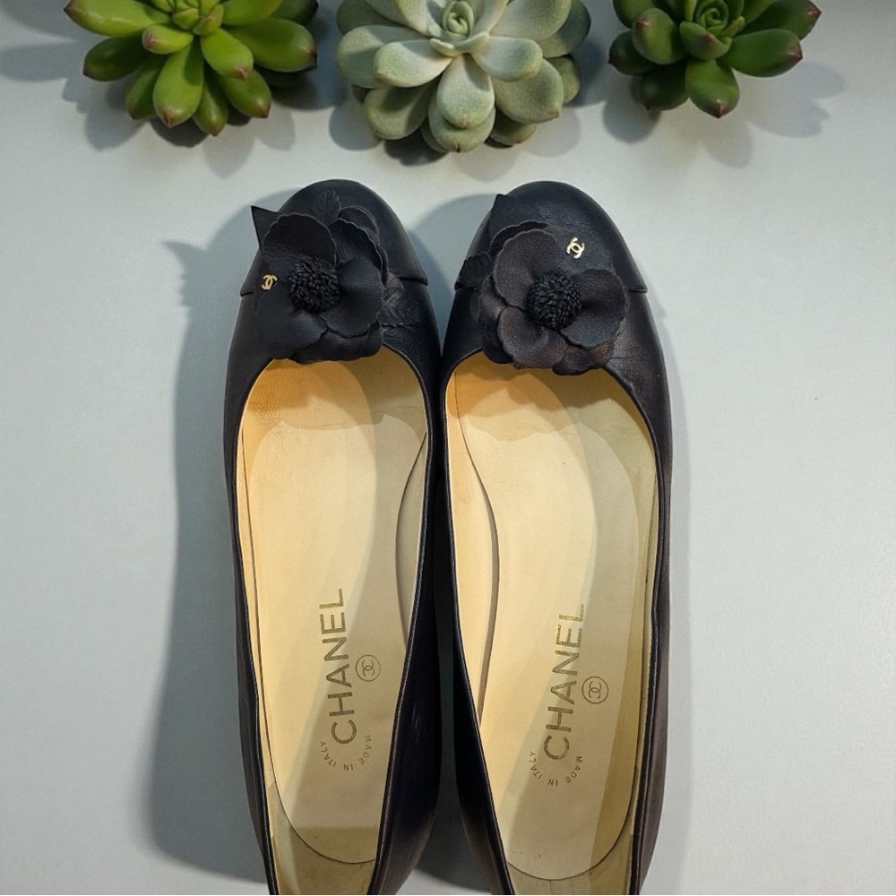 CHANEL Camelia Flats with Floral Accent - Picture 4 of 5